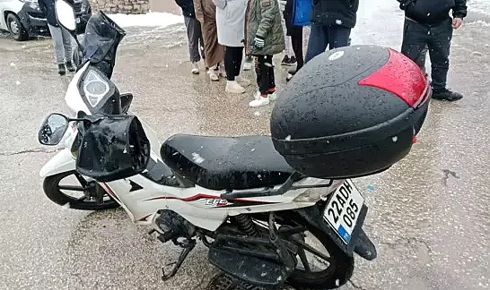 Otomobille çarpışan motosikletin ehliyetsiz ve kasksız sürücüsü yaralandı