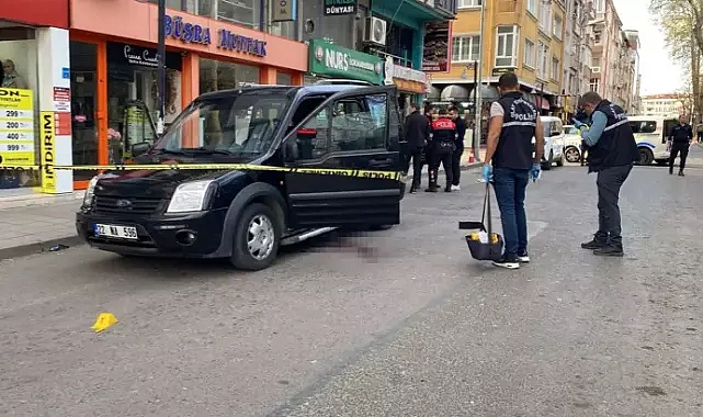Otomobille kırmızı ışıkta beklerken, silahlı saldırıda yaralandı