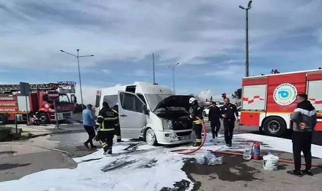 Tekirdağ'da seyir halindeki yolcu minibüsü yandı