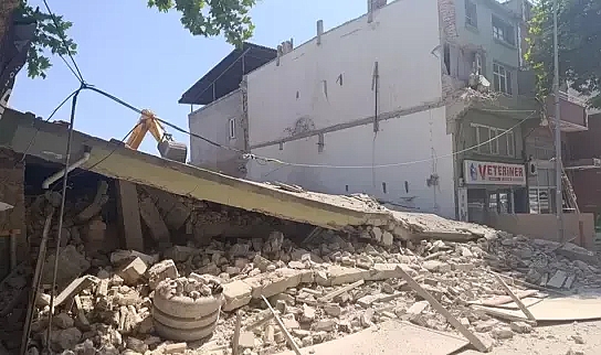 2 katlı bina yıkım sırasında çöktü