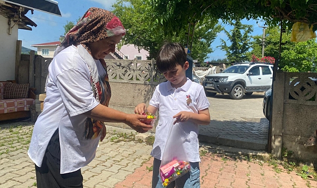 Asırlık Bayram Geleneği Çocuklar Şeker Topladı