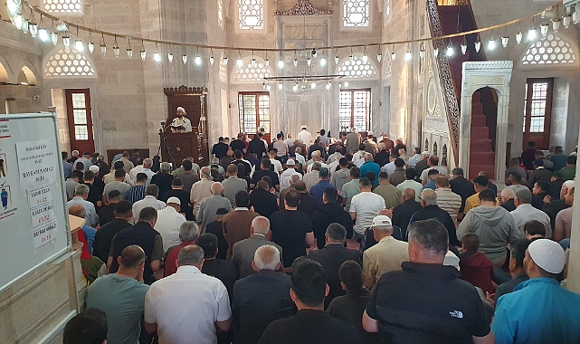 Bayram Namazında Tarihi Cedid Ali Paşa Camii Dolup Taştı