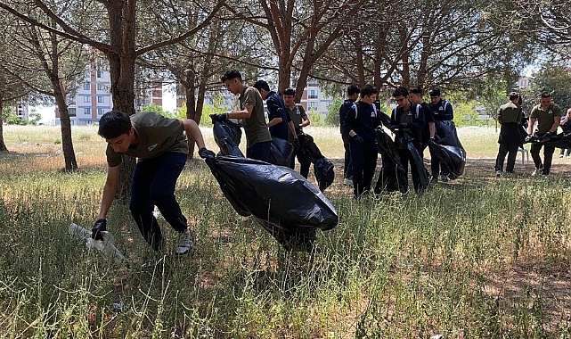Çorlu'da öğrenciler çevre temizliği yaptı