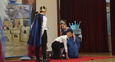 Doğan Işıkalp İlkokulu'ndan Unutulmaz İngilizce Tiyatro Gösterisi: Cinderella Sahnedeydi