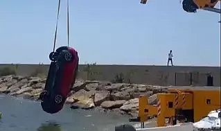 El freni çekilmeyen otomobil, denize düştü
