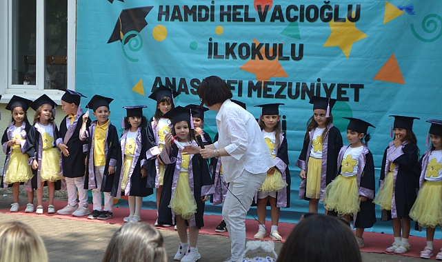 Hamdi Helvacıoğlu İlkokulu'nda Miniklerden Mezuniyet Coşkusu