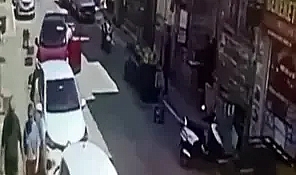 Sürücüsünün geri viteste unuttuğu otomobil, mobilya mağazasına girdi