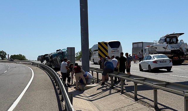 Tekirdağ'da devrilen TIR'ın sürücüsü yaralandı