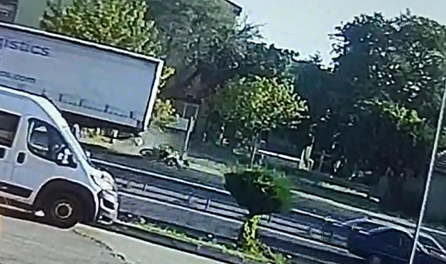 TIR'a çarpan motosikletin sürücüsü öldü; kaza kamerada