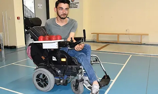 Yıllarca evden çıkmayan bedensel engelli Yücel, tanıştığı boccede stil geliştirip kürsüye çıktı