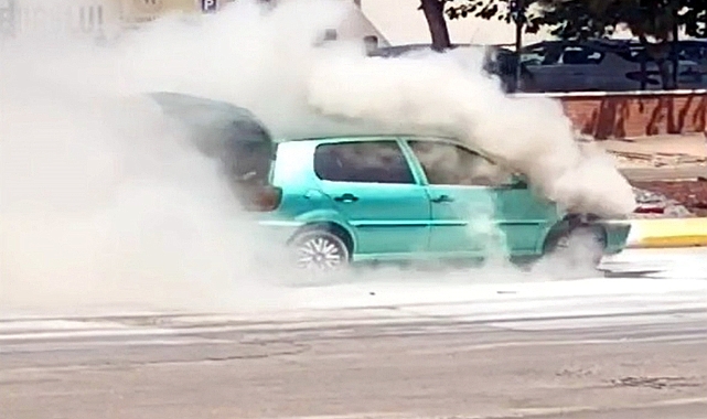 Edirne'de trafikte alev alan otomobil, zarar gördü