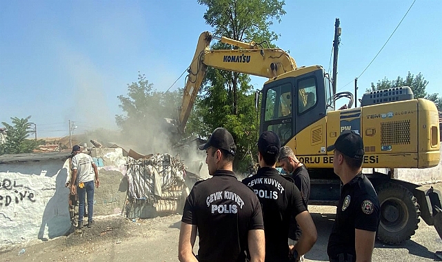 Uyuşturucu satıldığı belirlenen 7 metruk bina yıkıldı