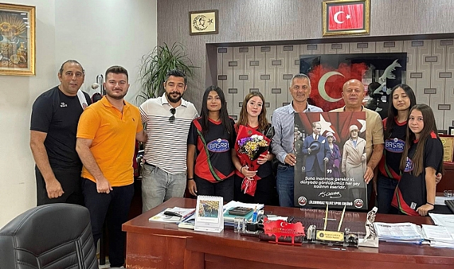 Büyükkarıştıran Belediye Başkanı Çamlıca, Kadın Futbol Takımıyla Buluştu