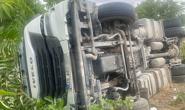 Kırklareli Girişinde Mıcır Yüklü Tır Şarampole Devrildi