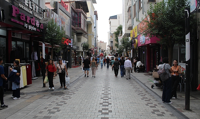 Kırklareli'nde Hafta Sonu Serin Havanın Keyfi Alışverişle Çıkarıldı