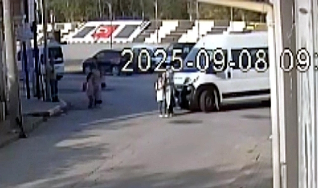 Okul yolunda servis minibüsünün çarptığı anne- oğul yaralandı; kaza kamerada