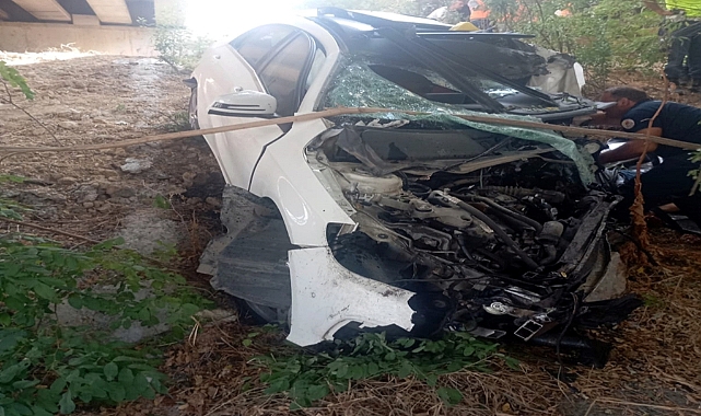 Otoyolda üst geçidin ayağına çarpan otomobilin sürücüsü öldü