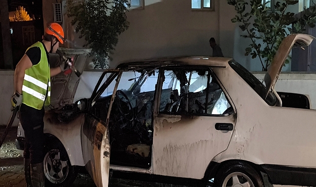 Park halindeki otomobil, kontağı çalıştırılınca alev aldı