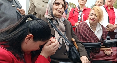 93 Yaşındaki Cumhuriyet Kadını: "Atam Ölmedi, Kalbimizde Yaşıyor"