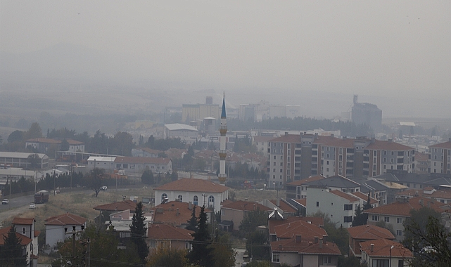 Çeltik hasadı sonrası yasak olmasına rağmen anız yakımı, ilçeyi duman altında bıraktı