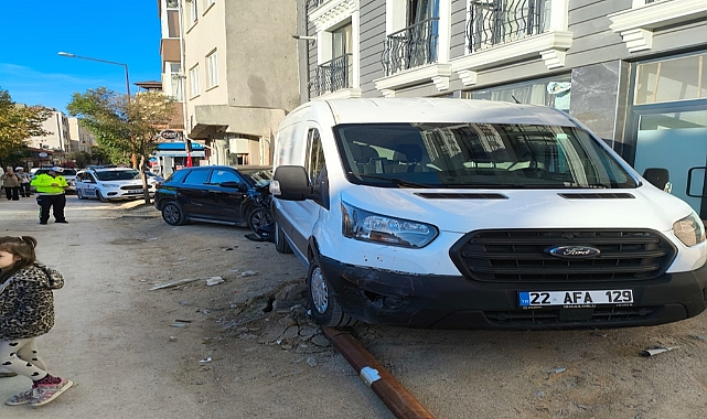Edirne’de otomobil park halindeki kamyonete çarptı: 2 yaralı