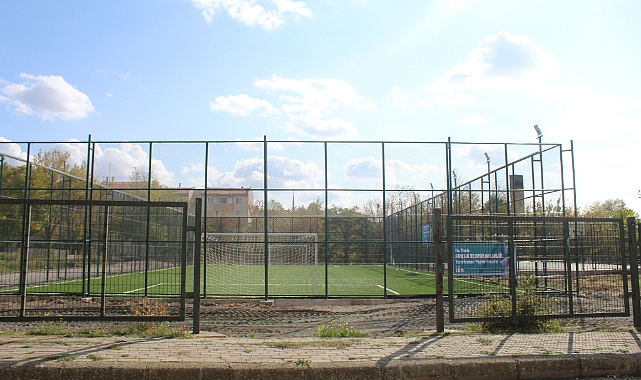 Kırklareli Belediyesi'nden Cumhuriyet Mahallesi'ne Yeni Futbol Sahası