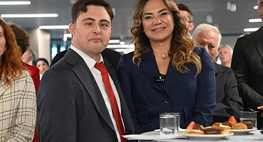 DOWN SENDROMLU FOTOĞRAF SANATÇISINDAN ANLAMLI SERGİ: "MASUMİYETİN KIRMIZISI"