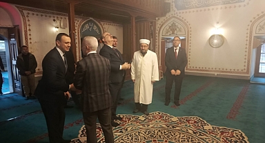 Bakan Yardımcısı Dr.  Çam'dan Hızırbey Camine Ziyaret