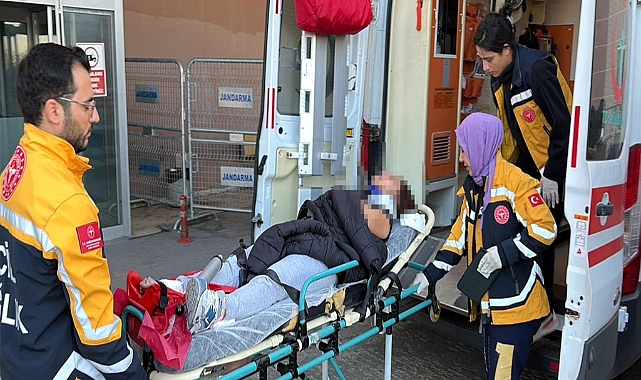 Devrilen skuterin sürücüsünün ayağının üzerinden kamyonet geçti