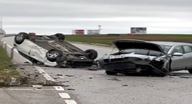 Edirne'de çarpışan otomobillerden birinin takla attığı kaza kamerada; 2 yaralı