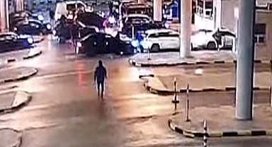 Kapıkule'de otomobilin çarptığı gümrük muhafaza memuru yaralandı; kaza kamerada