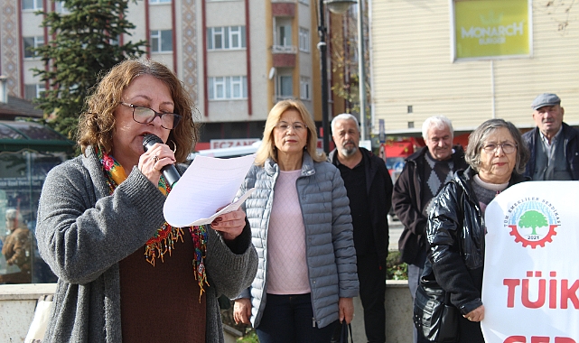 Kırklareli'nde Emekliler "Geçinemiyoruz" Diyerek Basın Açıklaması Yaptı