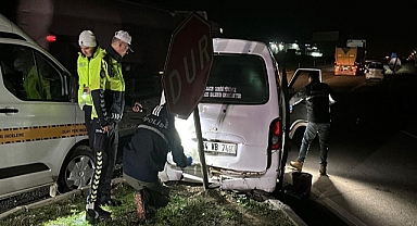 Polisten kaçarken kaza yapan minibüste 20 kaçak göçmen yakalandı