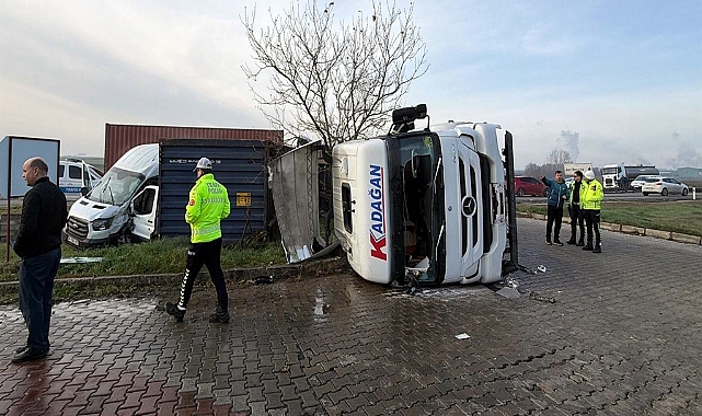 Refüjü aşıp karşı yöne geçen TIR, minibüse çarptı; 1'i çocuk, 5 yaralı