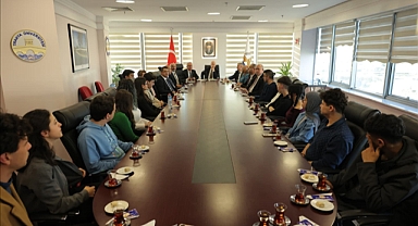 REKTÖRÜMÜZ, YKS'DE İLK 10 BİNE GİREREK ÜNİVERSİTEMİZDEN BURS ALMAYA HAK KAZANAN ÖĞRENCİLERLE BULUŞTU