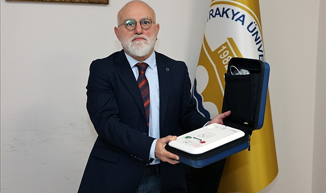 ÜNİVERSİTEMİZİN FARKLI NOKTALARINA YERLEŞTİRİLEN OTOMATİK EKSTERNAL DEFİBRİLATÖR (OED) CİHAZLARI TANITILDI