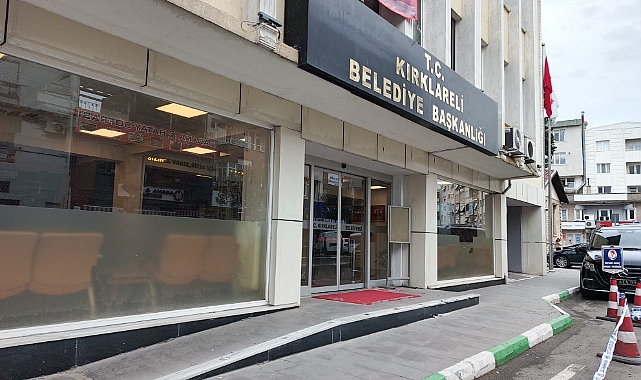 Kırklareli Belediyesi Önünde Gece Yarısı Trafik Kazası