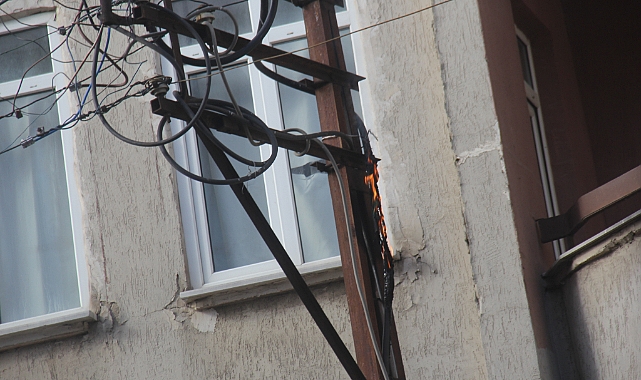 Kırklareli’nde Elektrik Direği Alev Aldı: Ekipler Hızla Müdahale Etti