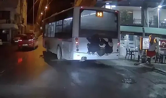 Otobüsün arkasına asılan çocukların tehlikeli yolculuğu kamerada