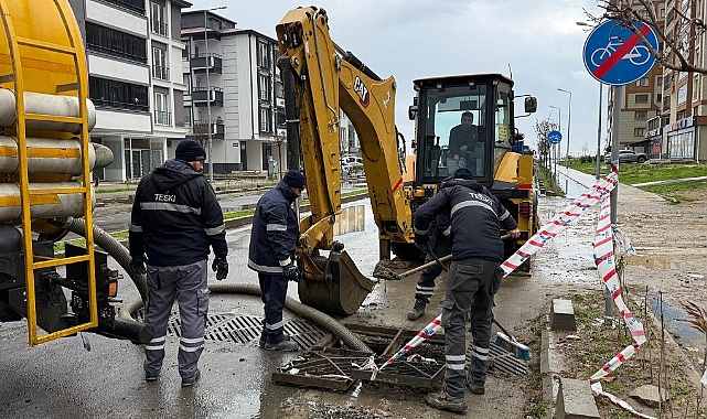 TESKİ EKİPLERİ YAĞMURDA GÖREV BAŞINDA