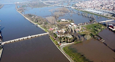 Edirne'de nehirlerin debileri arttı, köprüler trafiğe kapatıldı