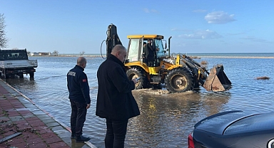 Enez'de deniz taştı; belediye ekipleri çalışma başlattı