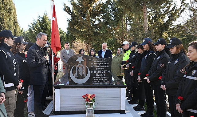 Edirne’de kadın polisler, şehit meslektaşlarını 8 Mart nedeniyle kabri başında andı