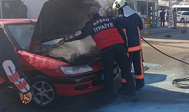 Edirne’de otomobilin motor kısmında çıkan yangın söndürüldü