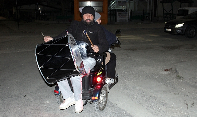 Eşinin kullandığı motosiklette davul çalarak mahalleliyi sahura kaldırıyor