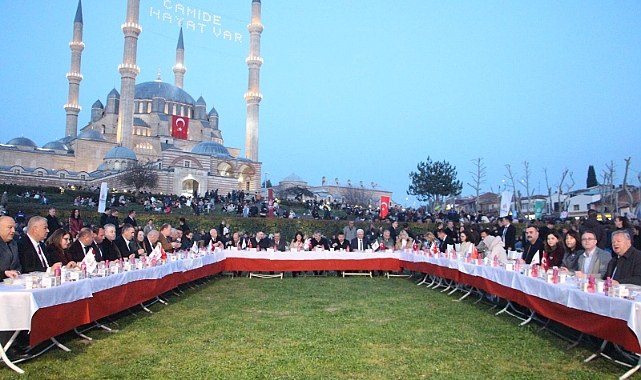 Selimiye Camisi meydanında 7 bin 500 kişi Kadir Gecesi iftarında buluştu