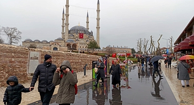 Tarih kenti Edirne'ye, bayramda yağmura rağmen ziyaretçi akını