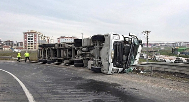 Tekirdağ'da devrilen TIR'ın sürücüsü yaralandı