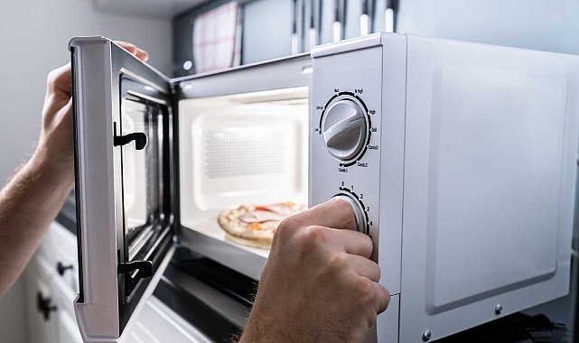 Uzmanlar mikrodalgaya konulmaması gereken tabakları açıkladı
