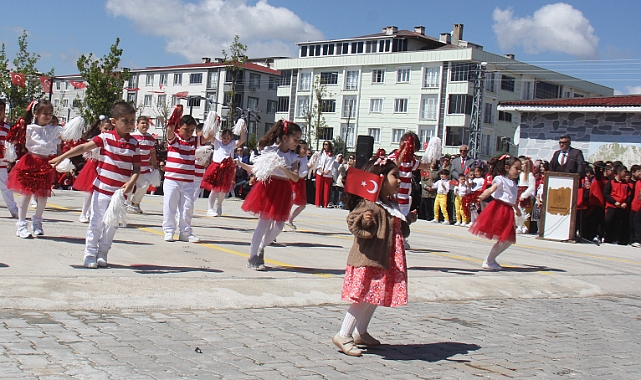 Bayramın En Tatlı Anlarından Biri: Minik Işıl'ın Coşkusu Yürekleri Isıttı
